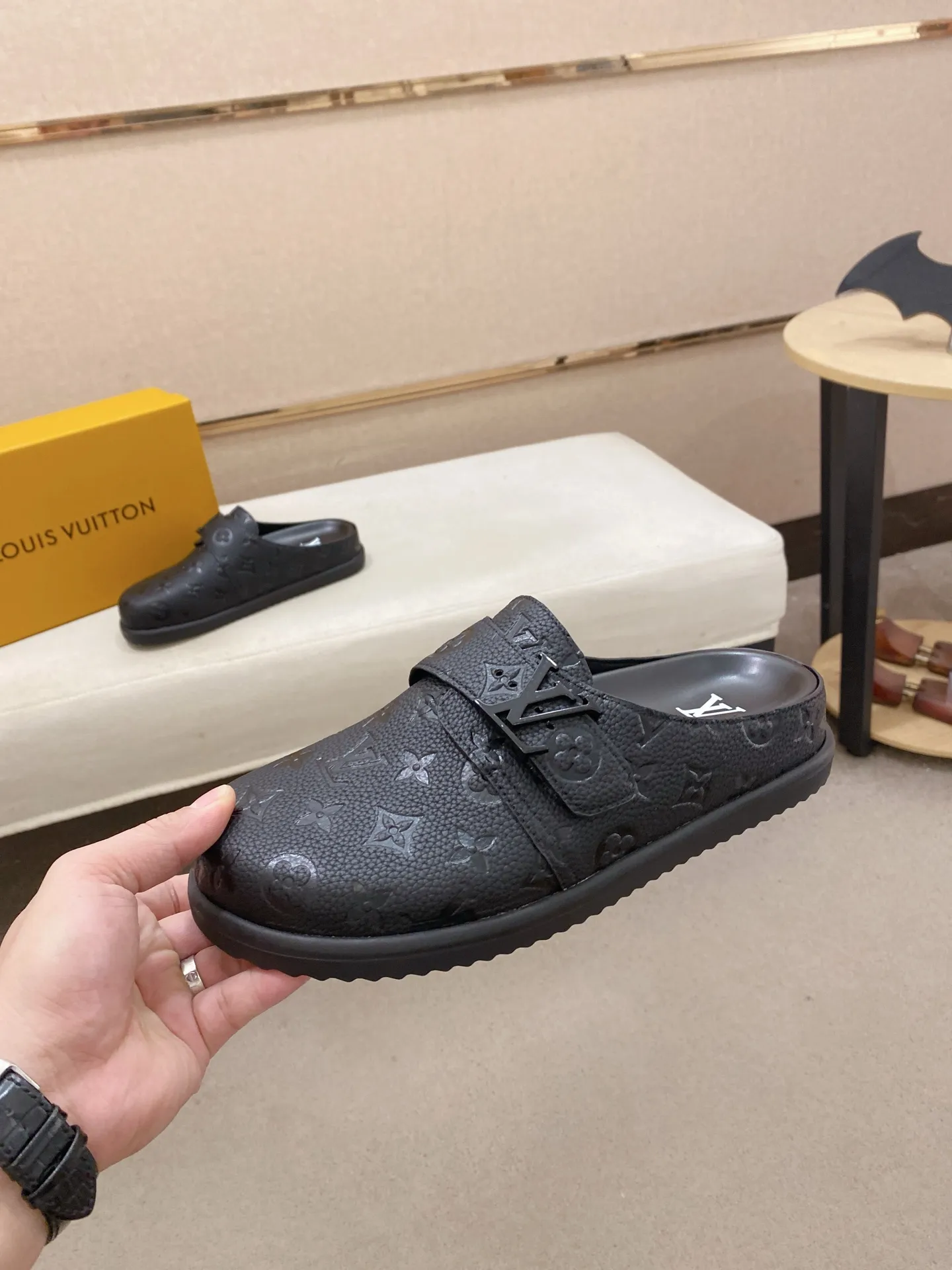 Men's shoes💰: 220💰38-45, LV Easy 2025 new men's casual sandals and slippers, made of suede cow leather, with Monogram pattern to highlight the trendy style. Adjustable straps illuminated with LV letters, while a resilient insole and micro outsole provide lightweight comfort. Made of suede cow leather with embossed Monogram pattern and brand element metal hardware✅Adjustable straps➕Tough insole‼ ️Micro outsole. Comfortable and easy to wear‼ ️